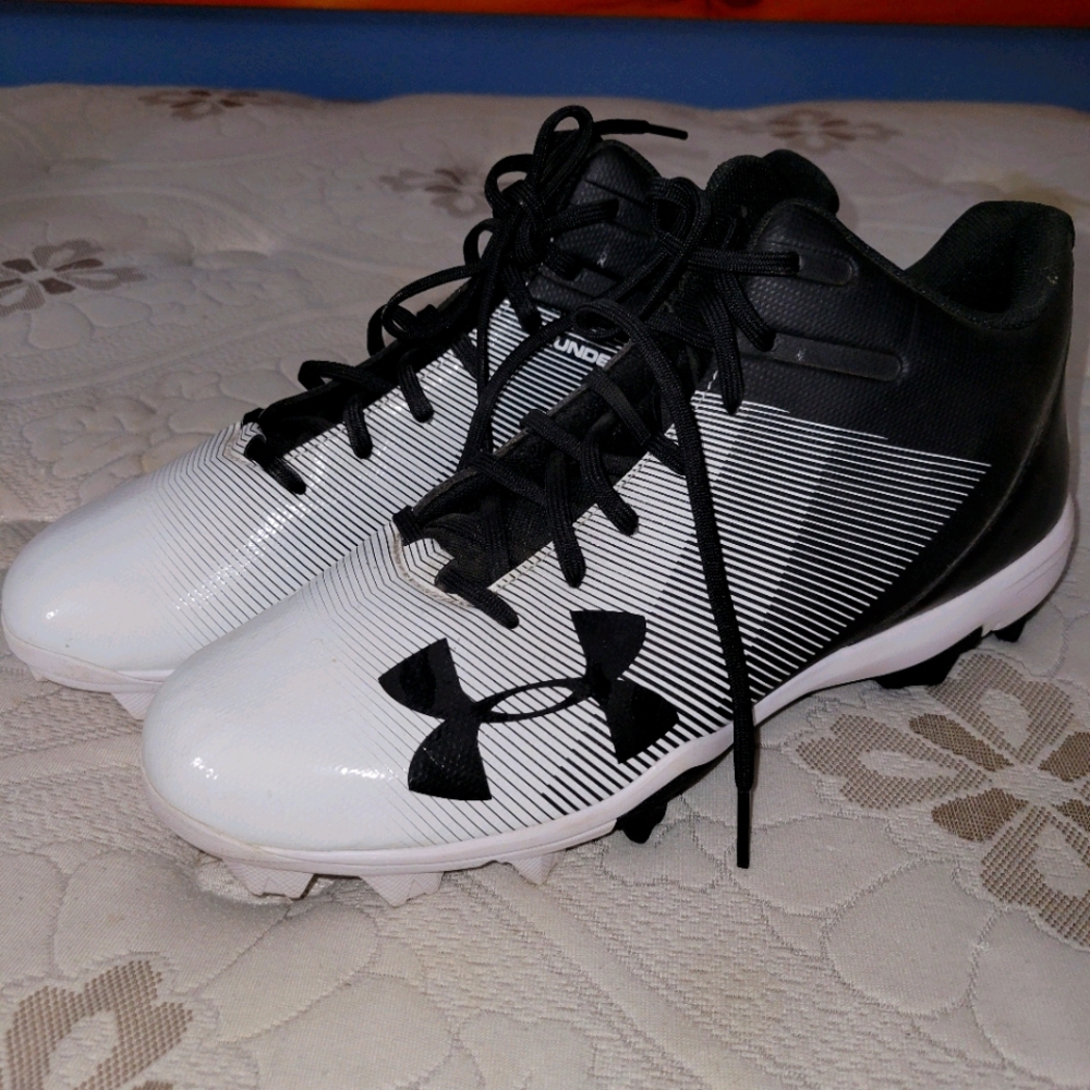 Men's Size 10 Under Armour baseball cleats